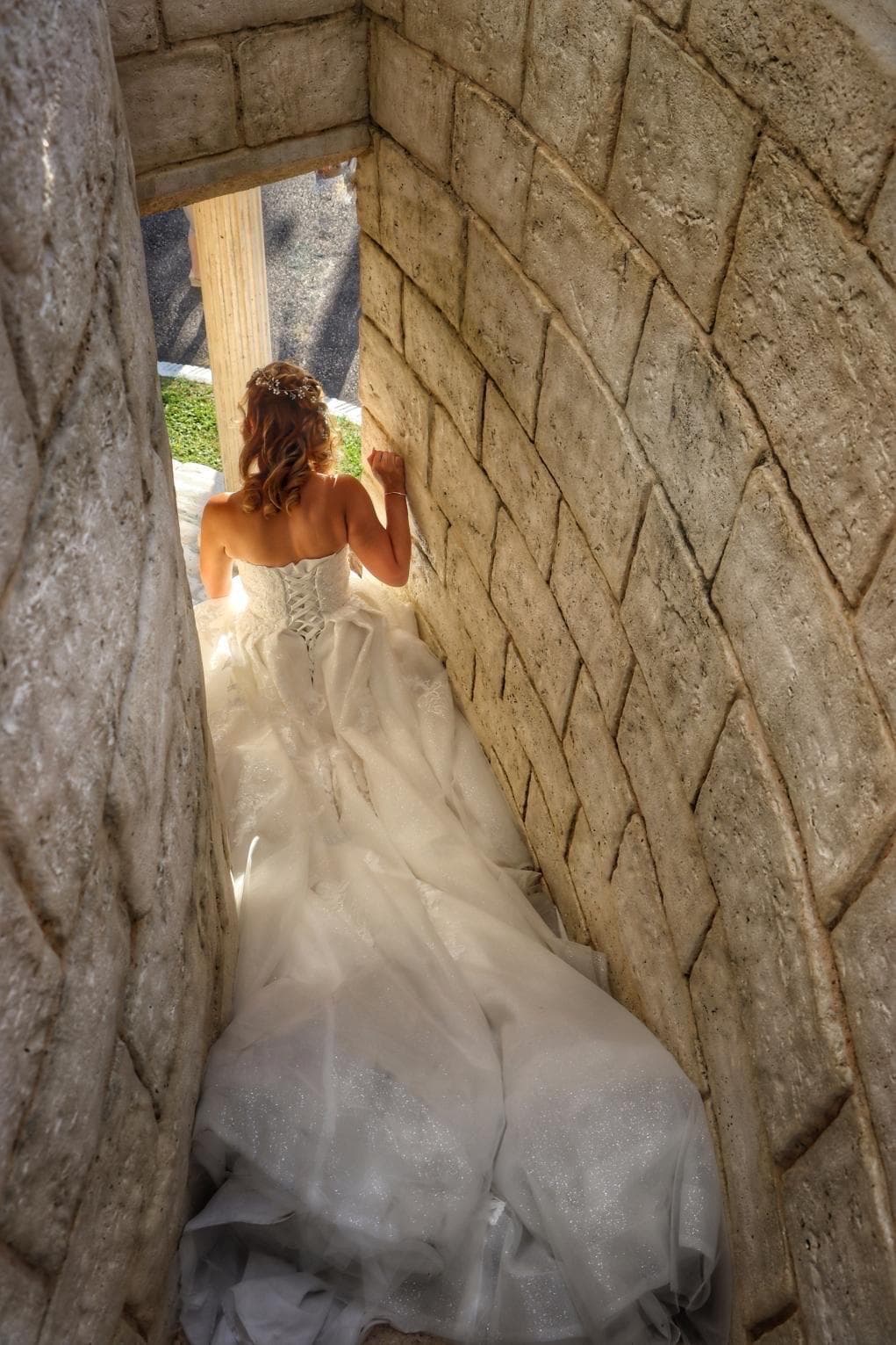 Mariée dans l’arche du Tholos du Domaine Athéna