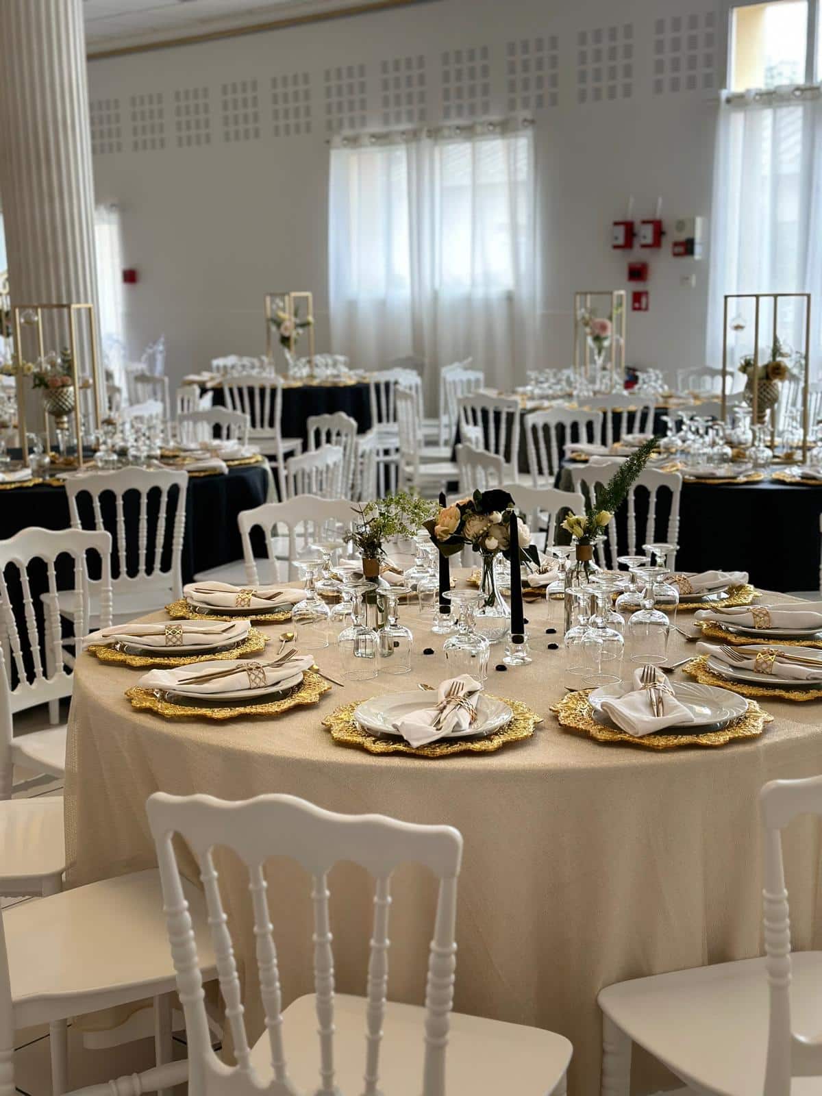 Salle de réception dressée aux tons or et noir au Domaine Athéna